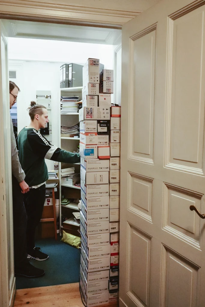 Blick in den Kopierraum der Buchhandlung, wo sich Verpackungen von Druckerpatronen stapeln